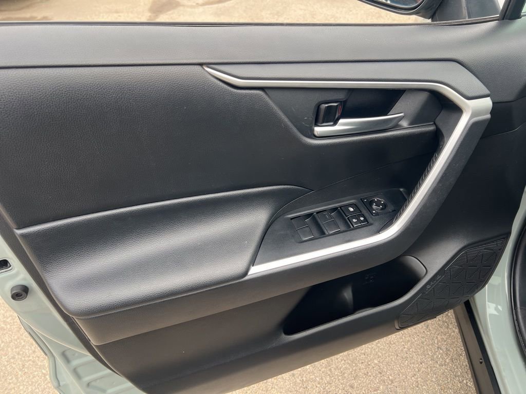 Used 2020 Toyota RAV4 XLE w/ Convenience Package image 7