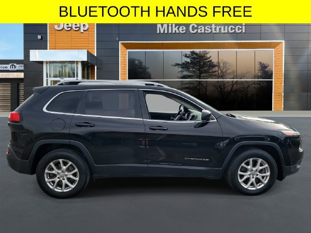 Used 2017 Jeep Cherokee Latitude AWD/4WD image 3