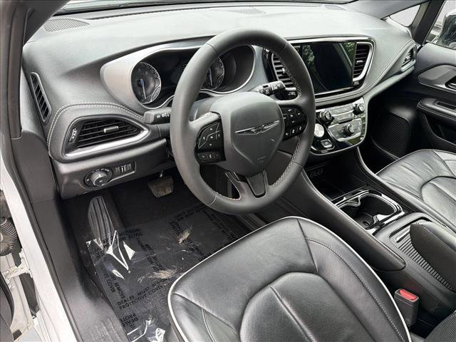 Used 2025 Chrysler Pacifica Limited FWD image 13