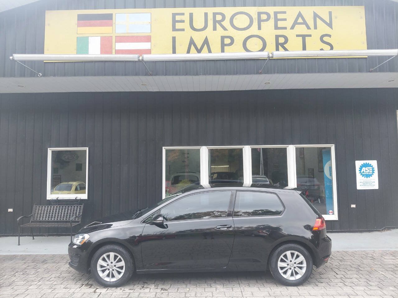 Used 2015 Volkswagen Golf S FWD image 1