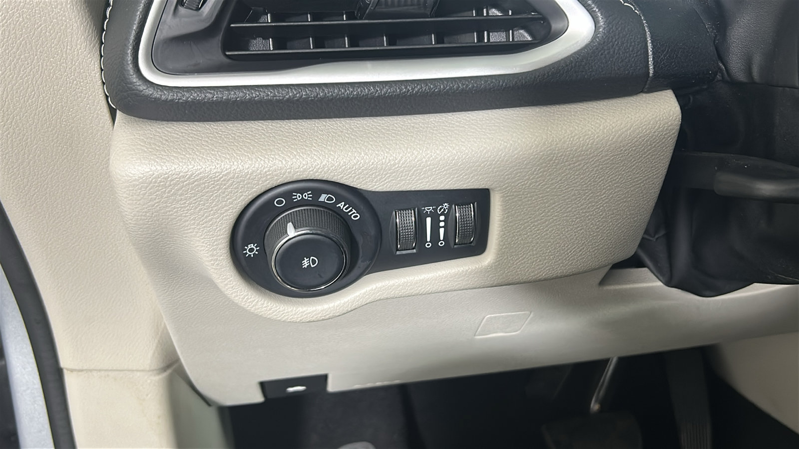 Used 2024 Chrysler Pacifica Limited FWD image 22