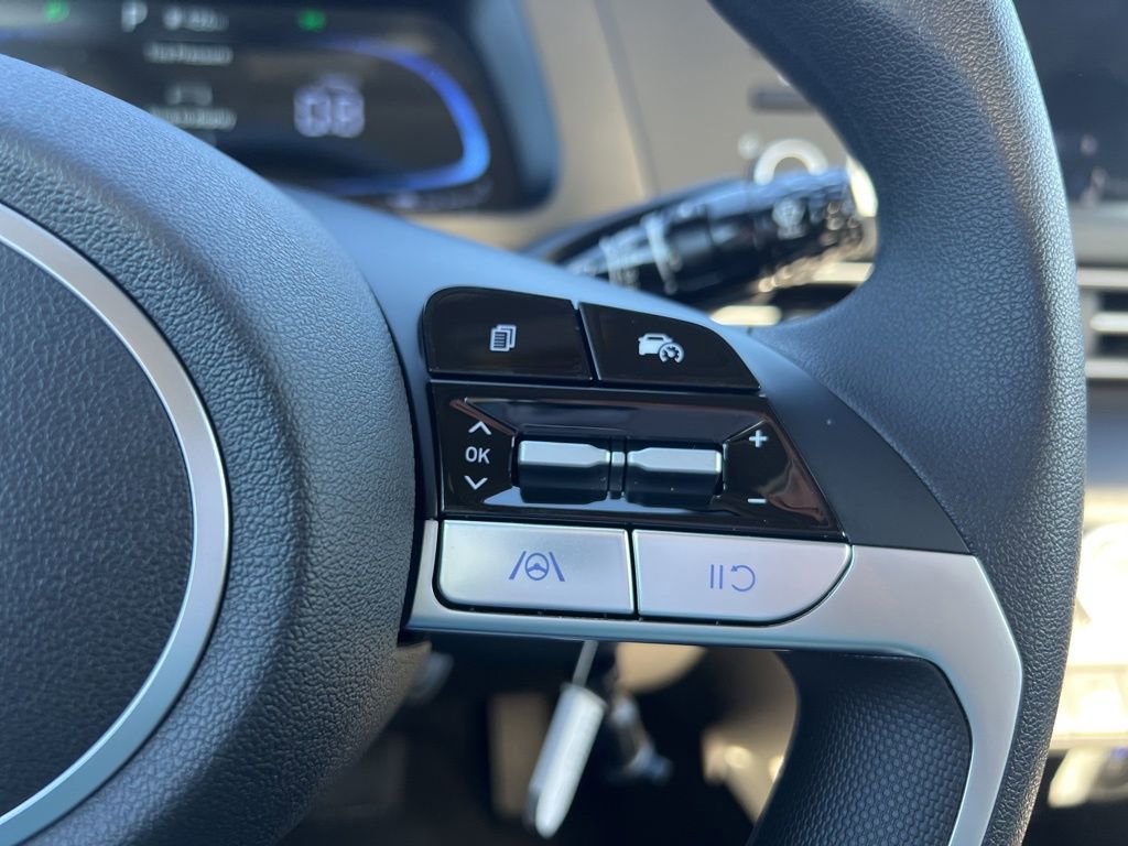 Used 2025 Hyundai Elantra SE image 17