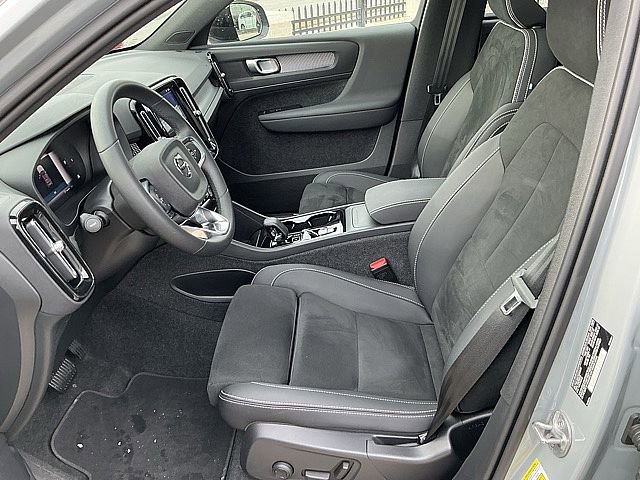 Used 2025 Volvo XC40 B5 Plus image 15