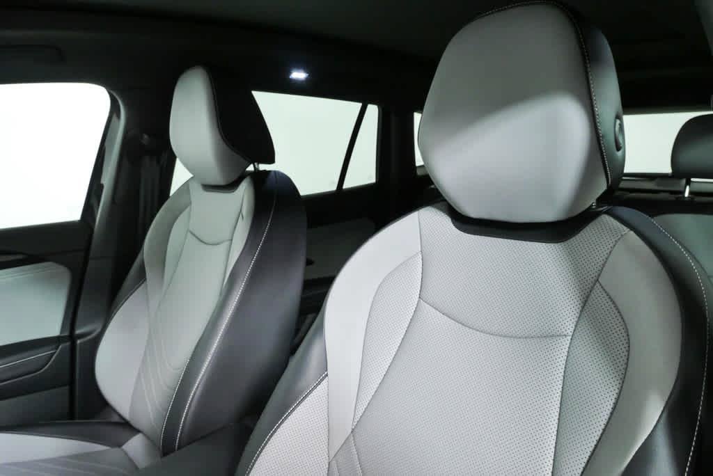 Certified 2025 Volkswagen Tiguan SE R-Line FWD image 8