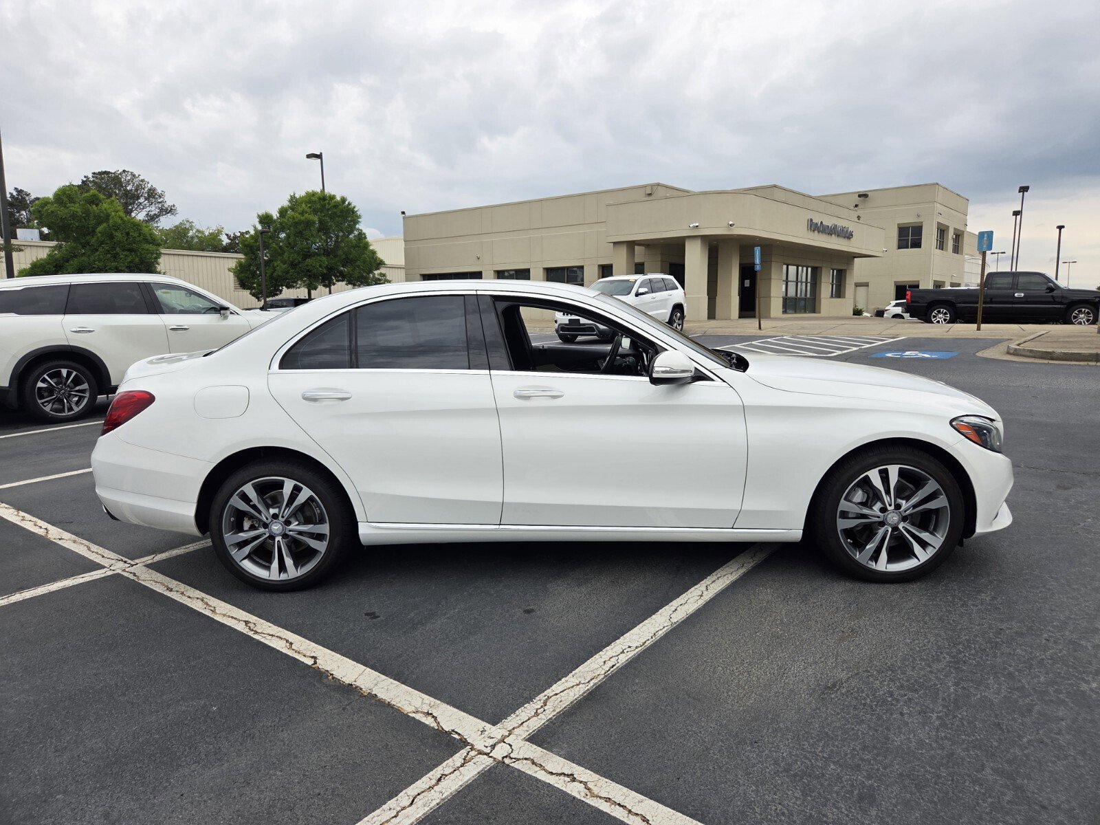 Used 2015 Mercedes-Benz C 300 4MATIC Sedan image 5