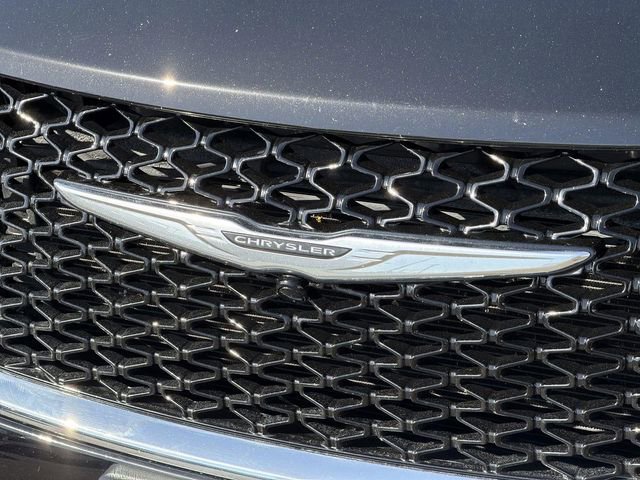 Used 2024 Chrysler Pacifica Limited FWD image 30