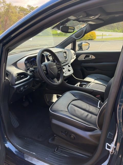 Used 2025 Chrysler Pacifica Limited image 13