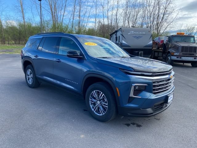 Used 2025 Chevrolet Traverse LT FWD image 1