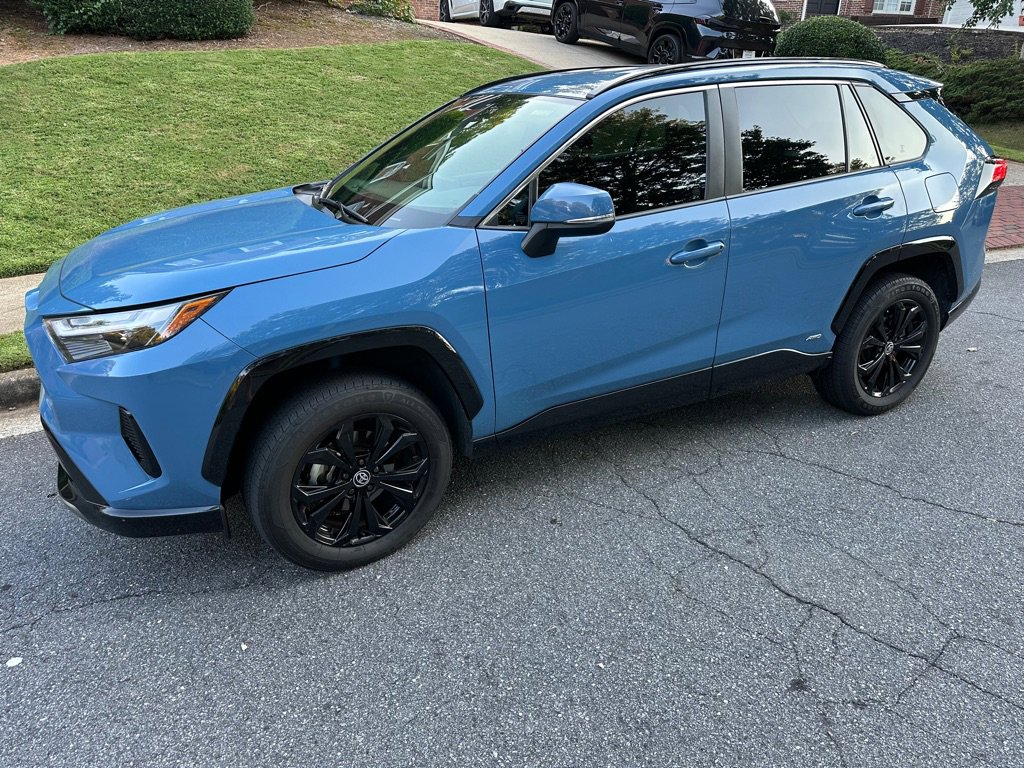Used 2022 Toyota RAV4 SE image 3