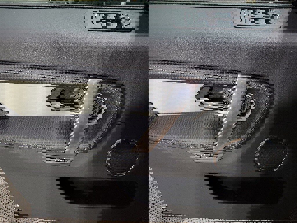 New 2025 Land Rover Discovery Sport Dynamic SE image 14