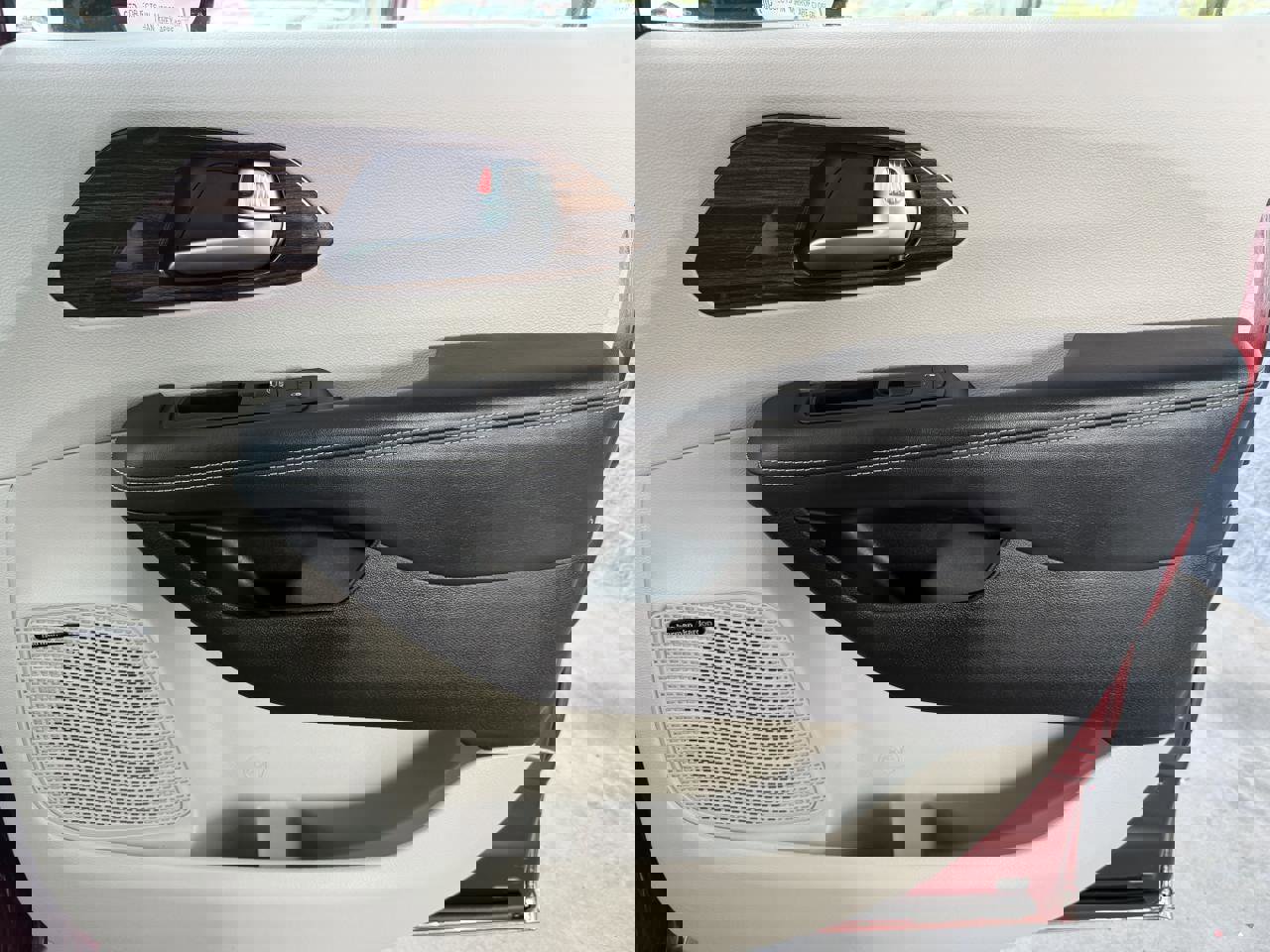 Used 2022 Chrysler Pacifica Limited w/ Uconnect Theater Family Group image 34