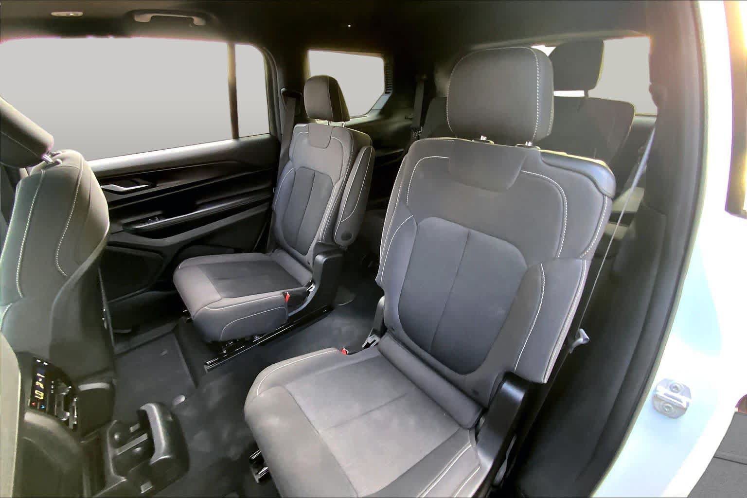 Used 2025 Jeep Grand Cherokee L Laredo RWD image 21
