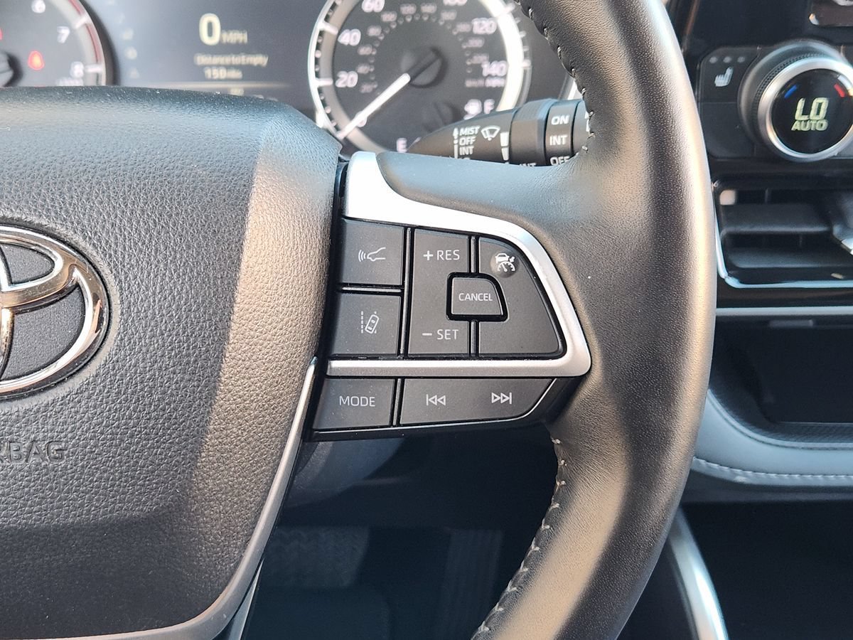 Used 2024 Toyota Highlander XLE FWD image 51