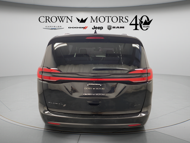 Used 2023 Chrysler Pacifica Touring-L w/ S Appearance Package AWD/4WD image 5
