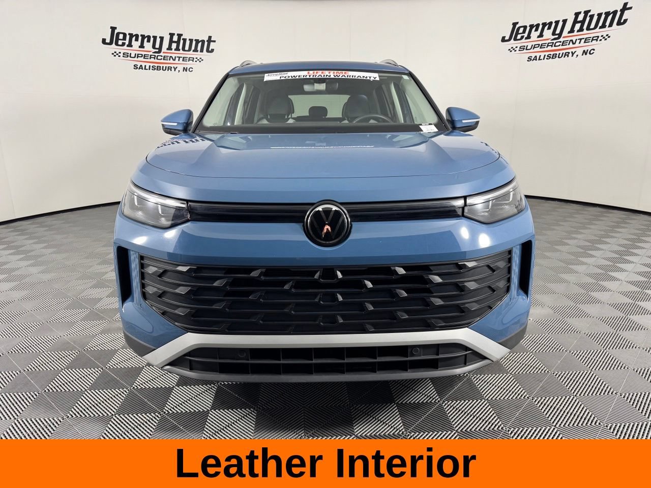 Used 2025 Volkswagen Tiguan SE w/ Panoramic Sunroof Package AWD/4WD image 6