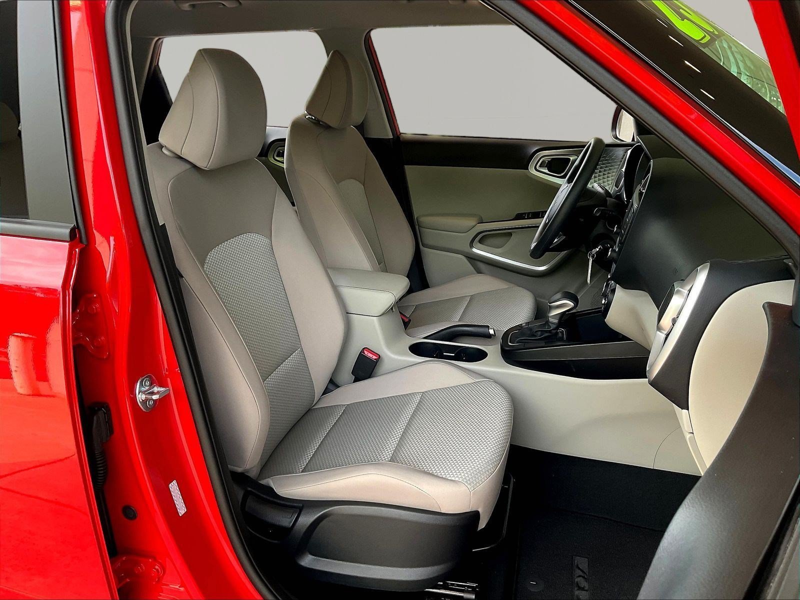 Used 2025 Kia Soul LX w/ LX Technology Package FWD image 27