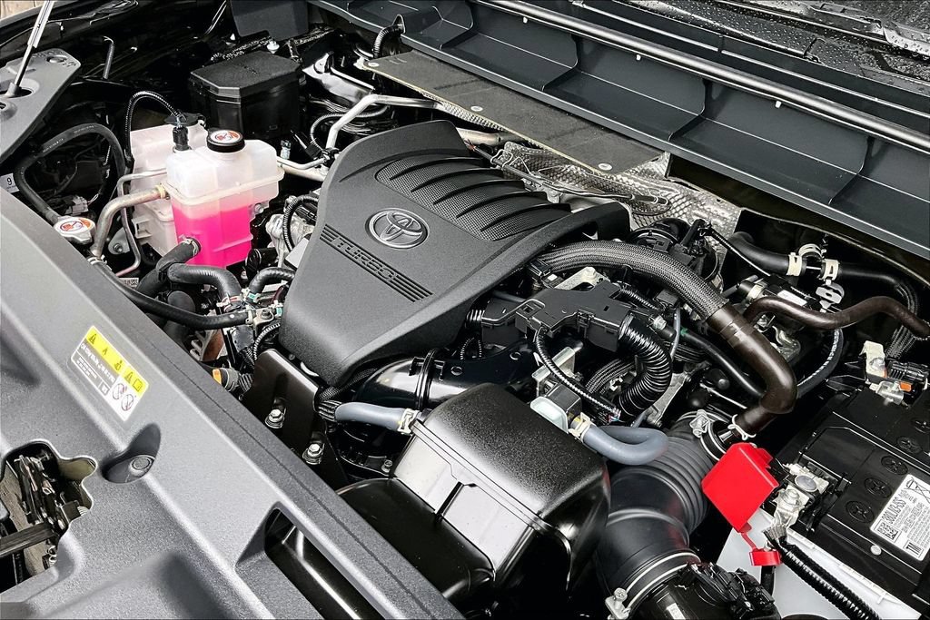 Used 2025 Toyota Highlander LE FWD image 29