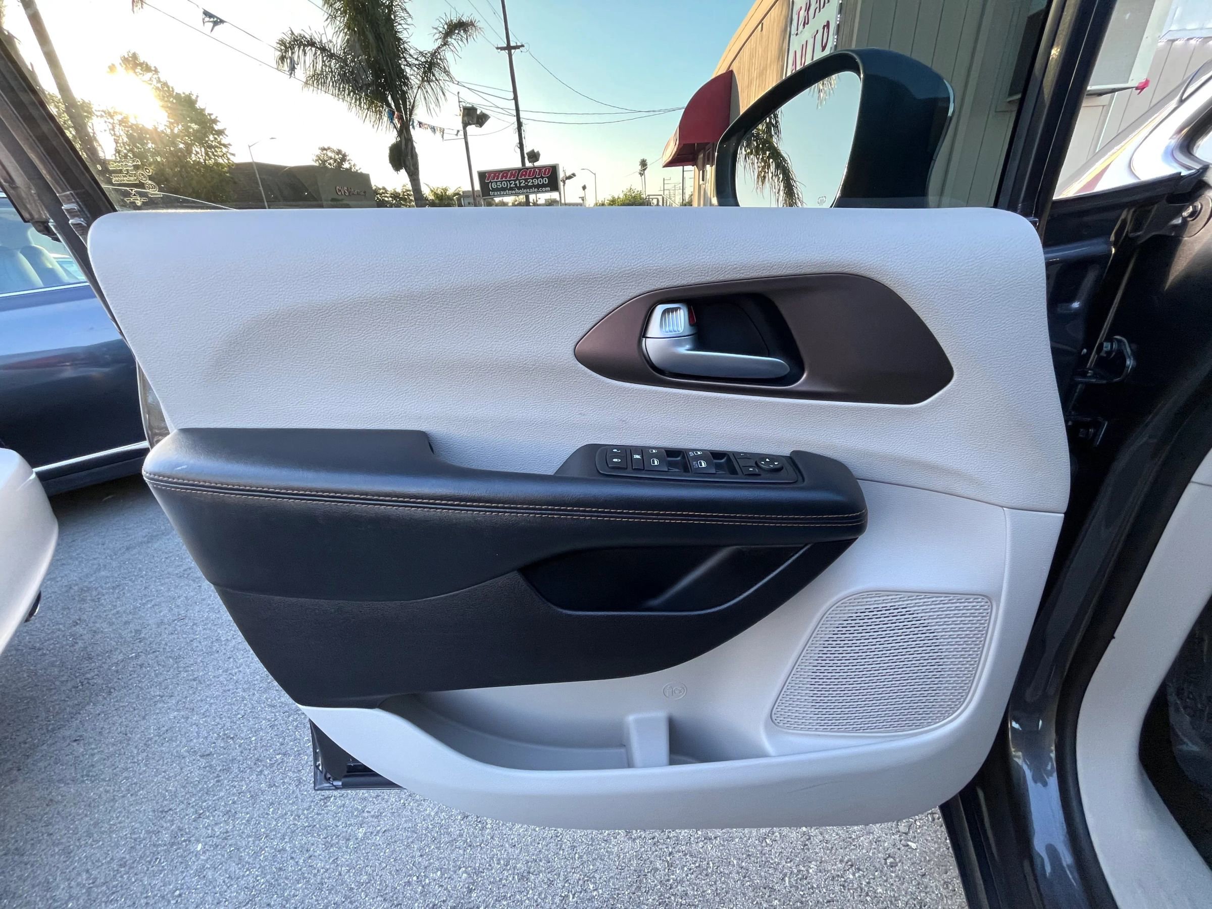 Used 2017 Chrysler Pacifica Touring-L FWD image 8