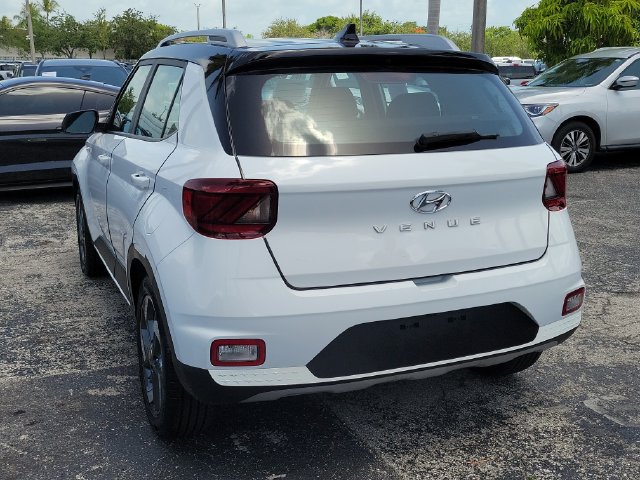 Used 2022 Hyundai Venue Limited w/ Cargo Package FWD image 4