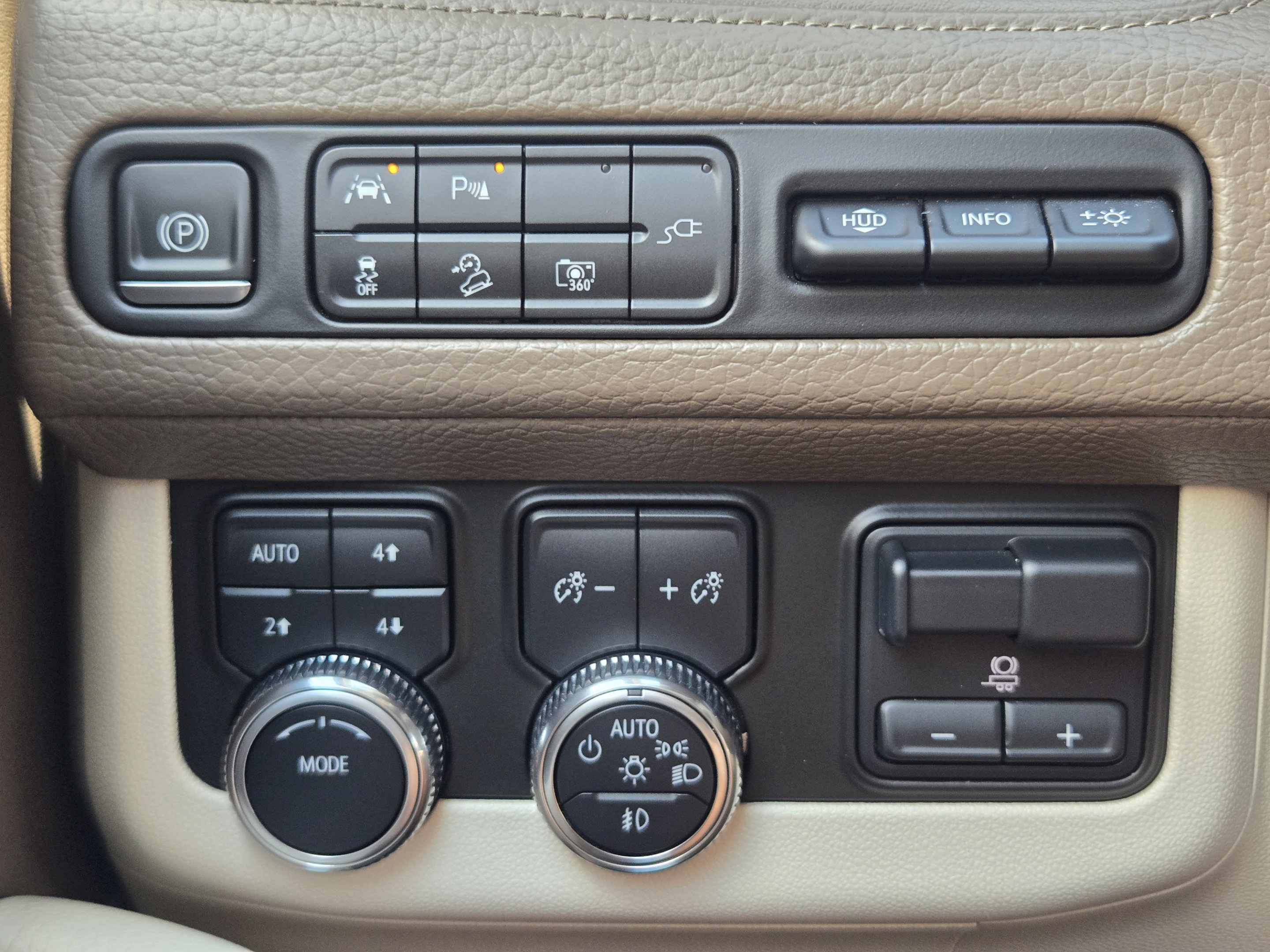 Used 2022 GMC Yukon Denali w/ Denali Premium Package AWD/4WD image 15