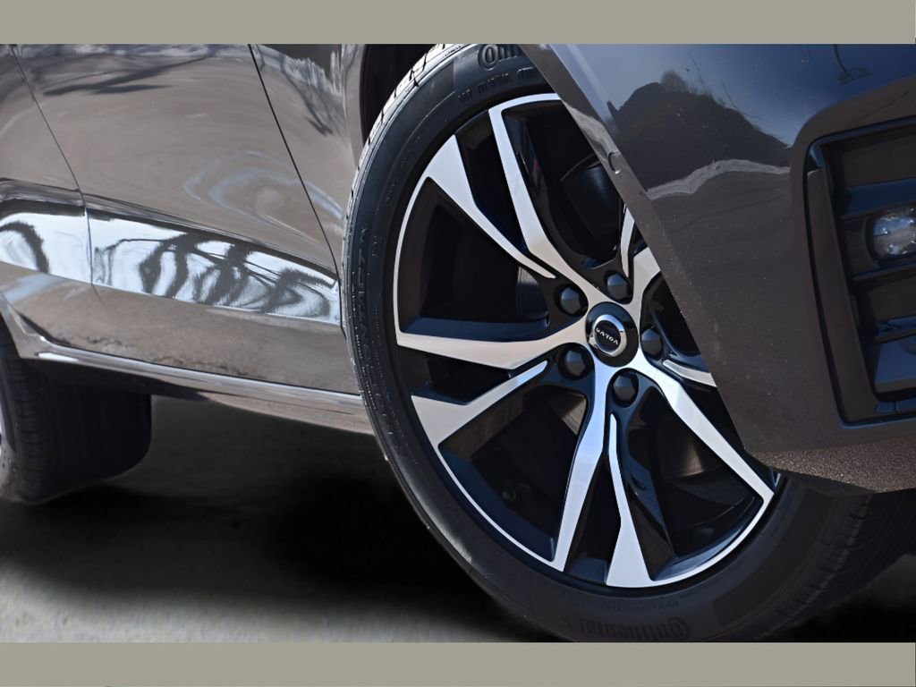 Used 2025 Volvo S60 B5 Plus FWD image 9