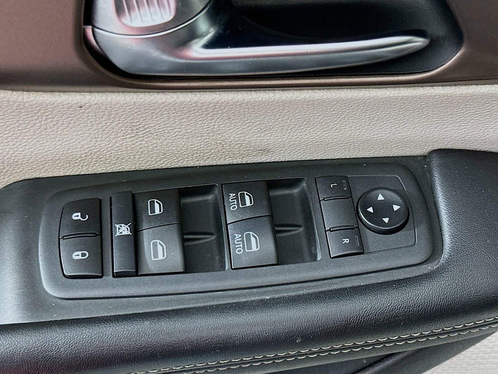 Used 2020 Chrysler Voyager LX image 18