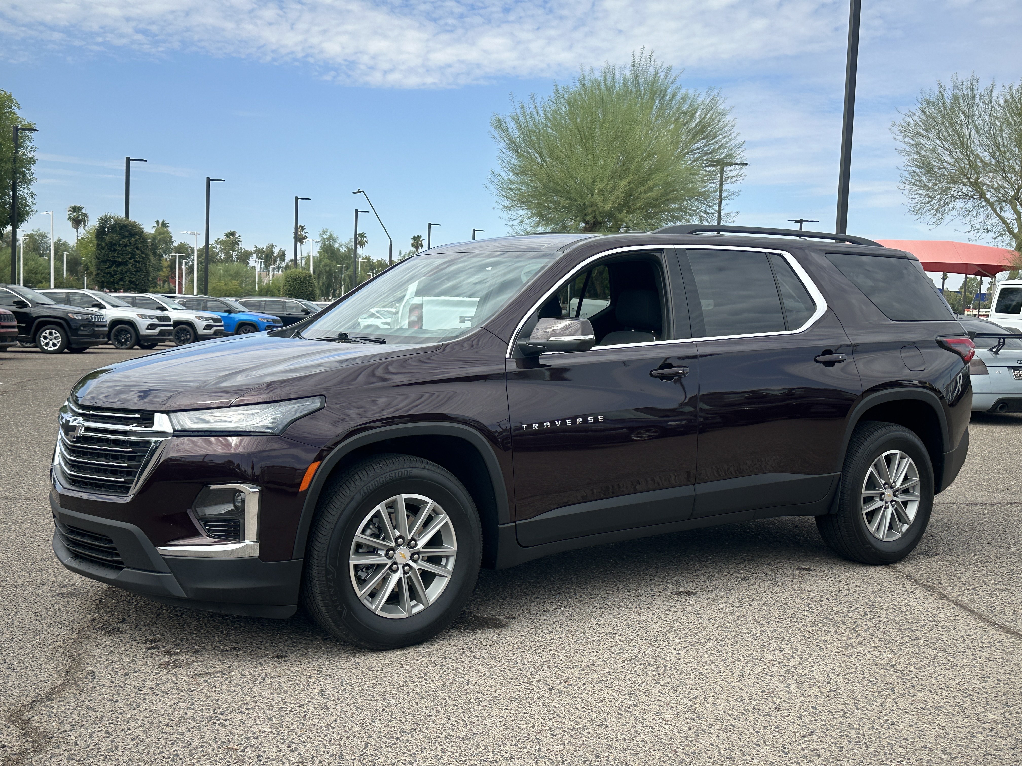 Used 2023 Chevrolet Traverse LT FWD image 2