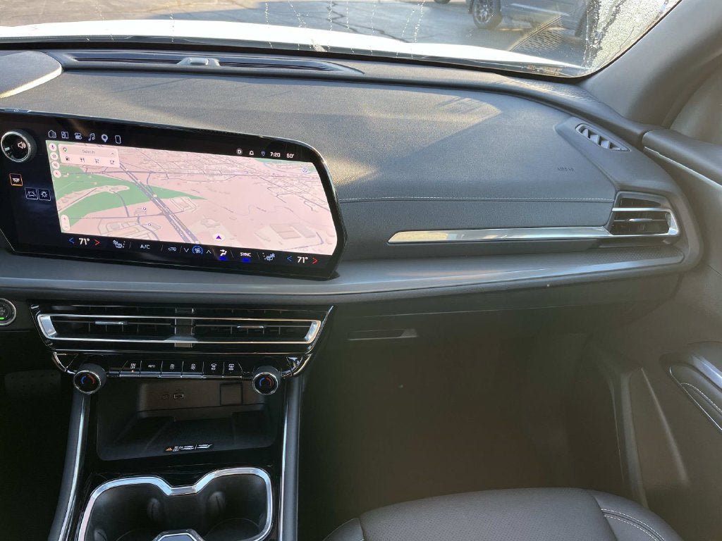 Used 2026 Chevrolet Traverse LT FWD image 11