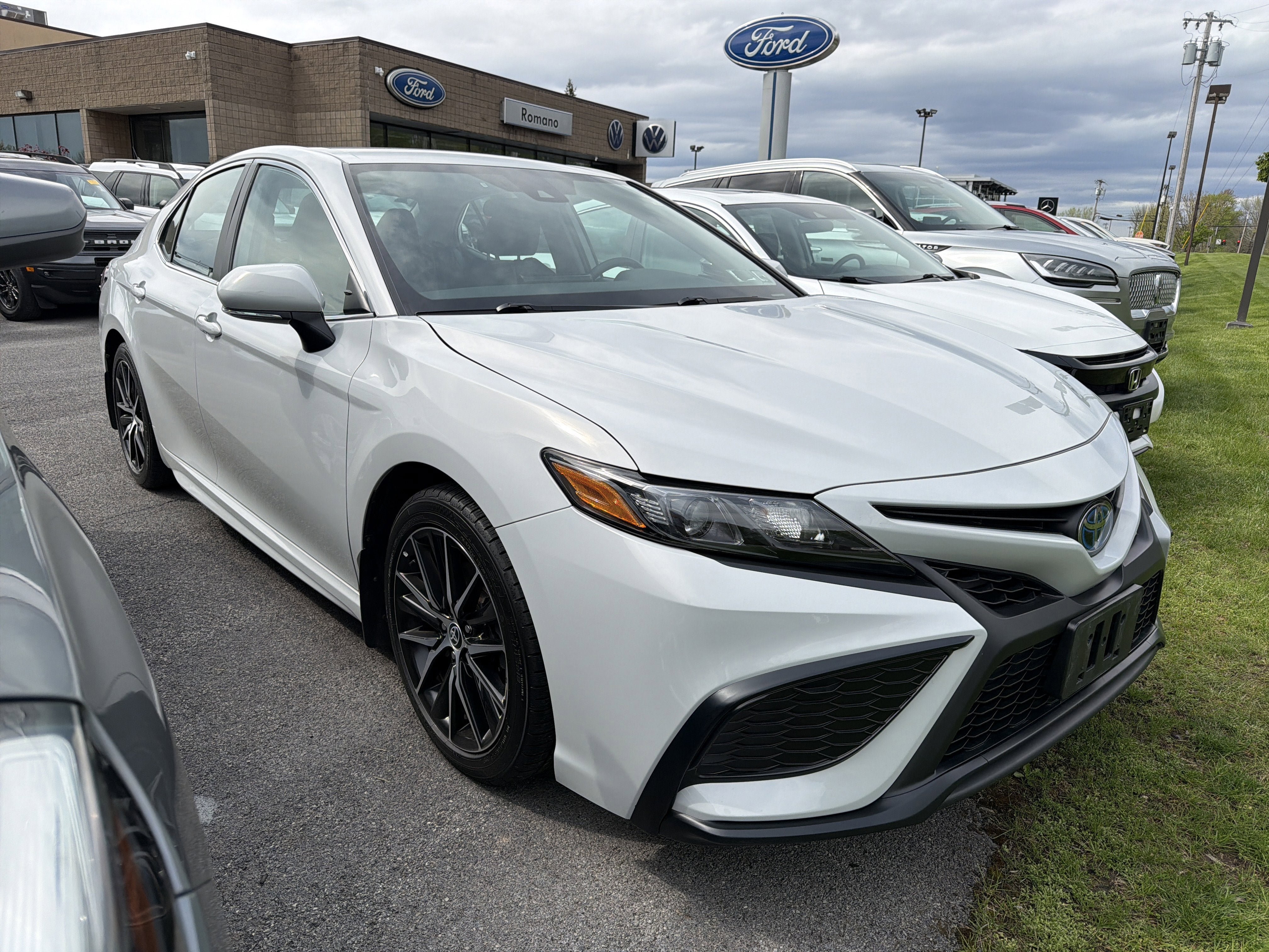 Used 2023 Toyota Camry SE w/ Cold Weather Package FWD image 2