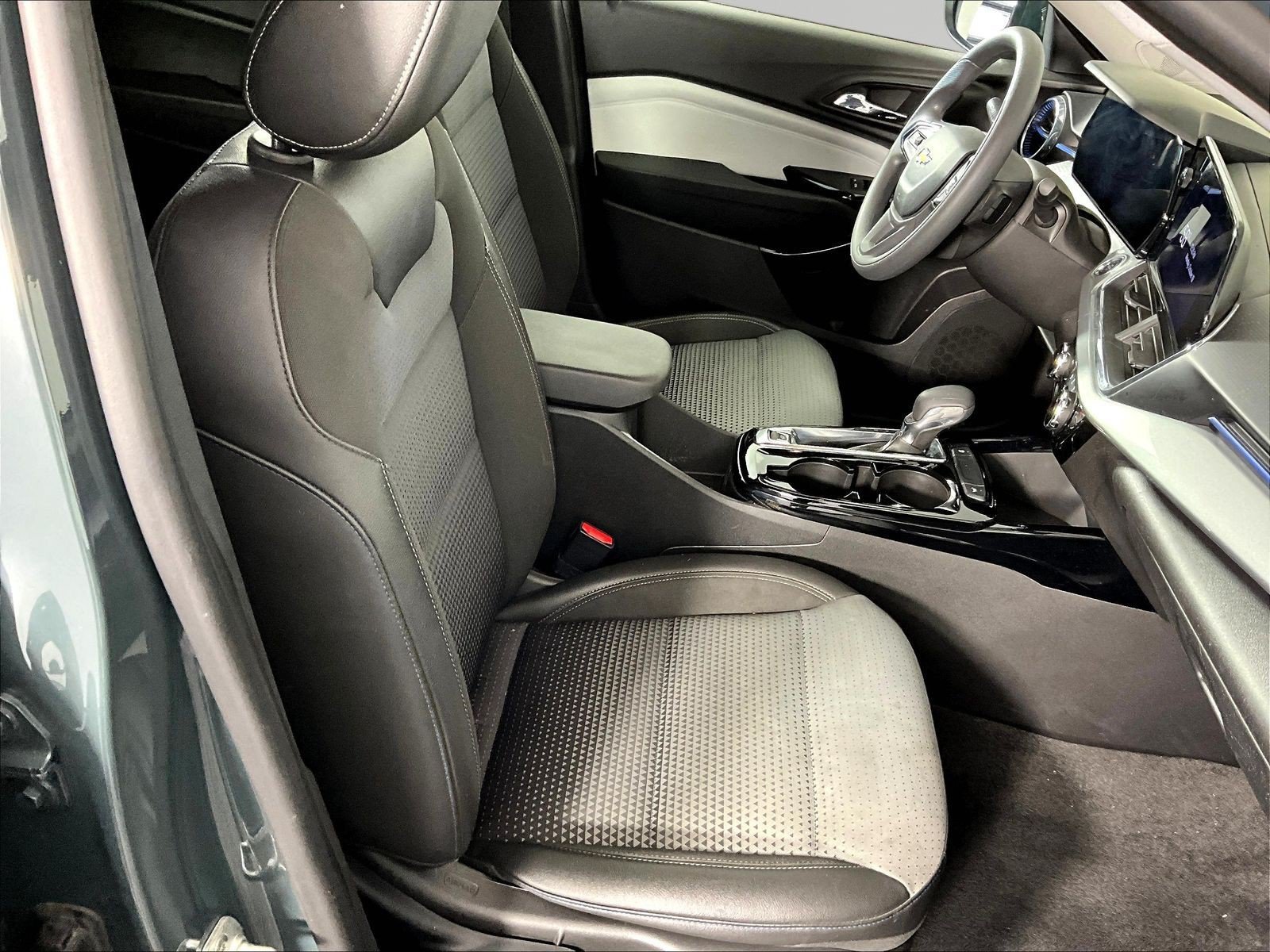 Used 2025 Chevrolet Trax LT FWD image 25