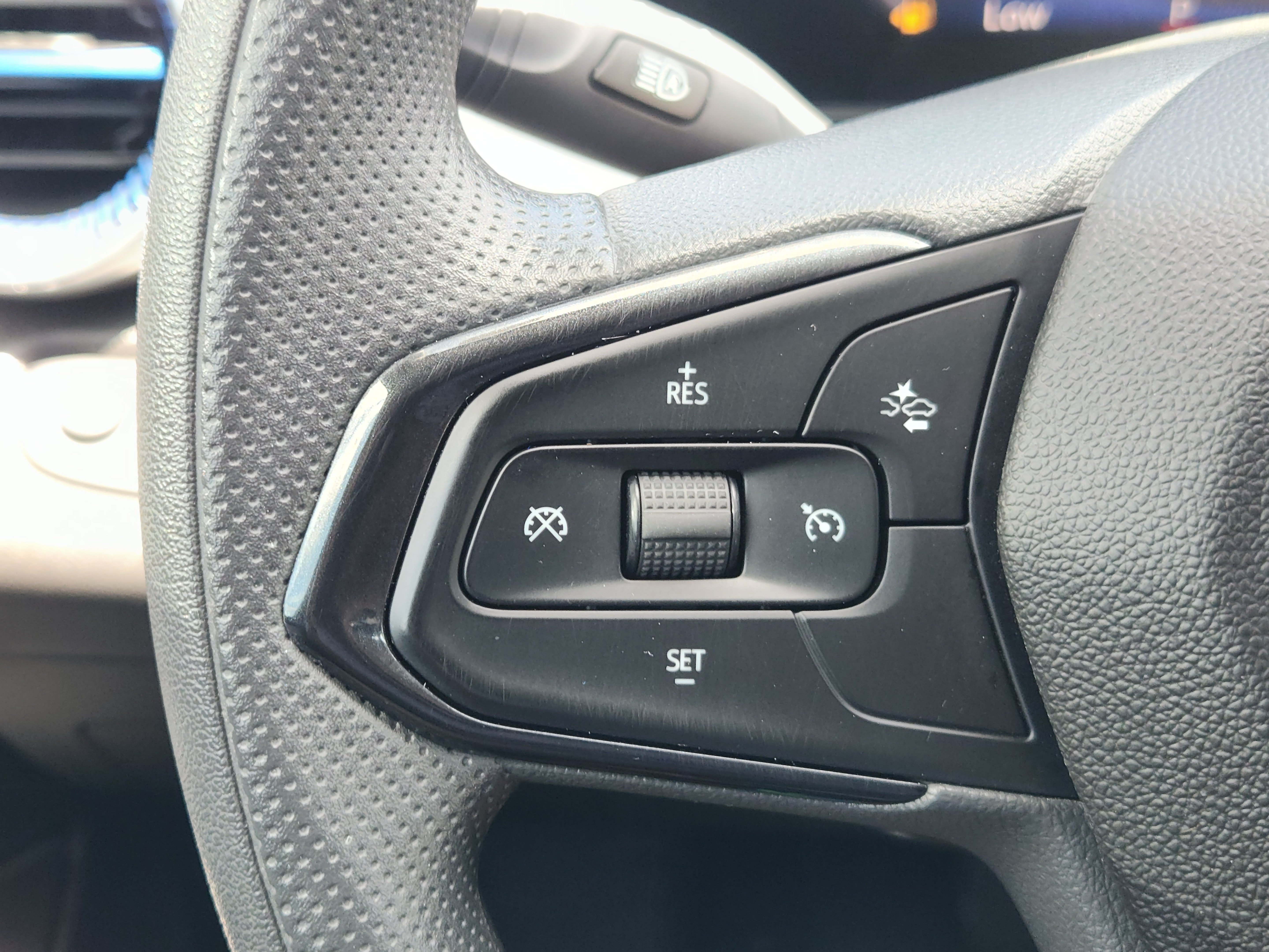 Used 2025 Chevrolet Trax LT FWD image 28