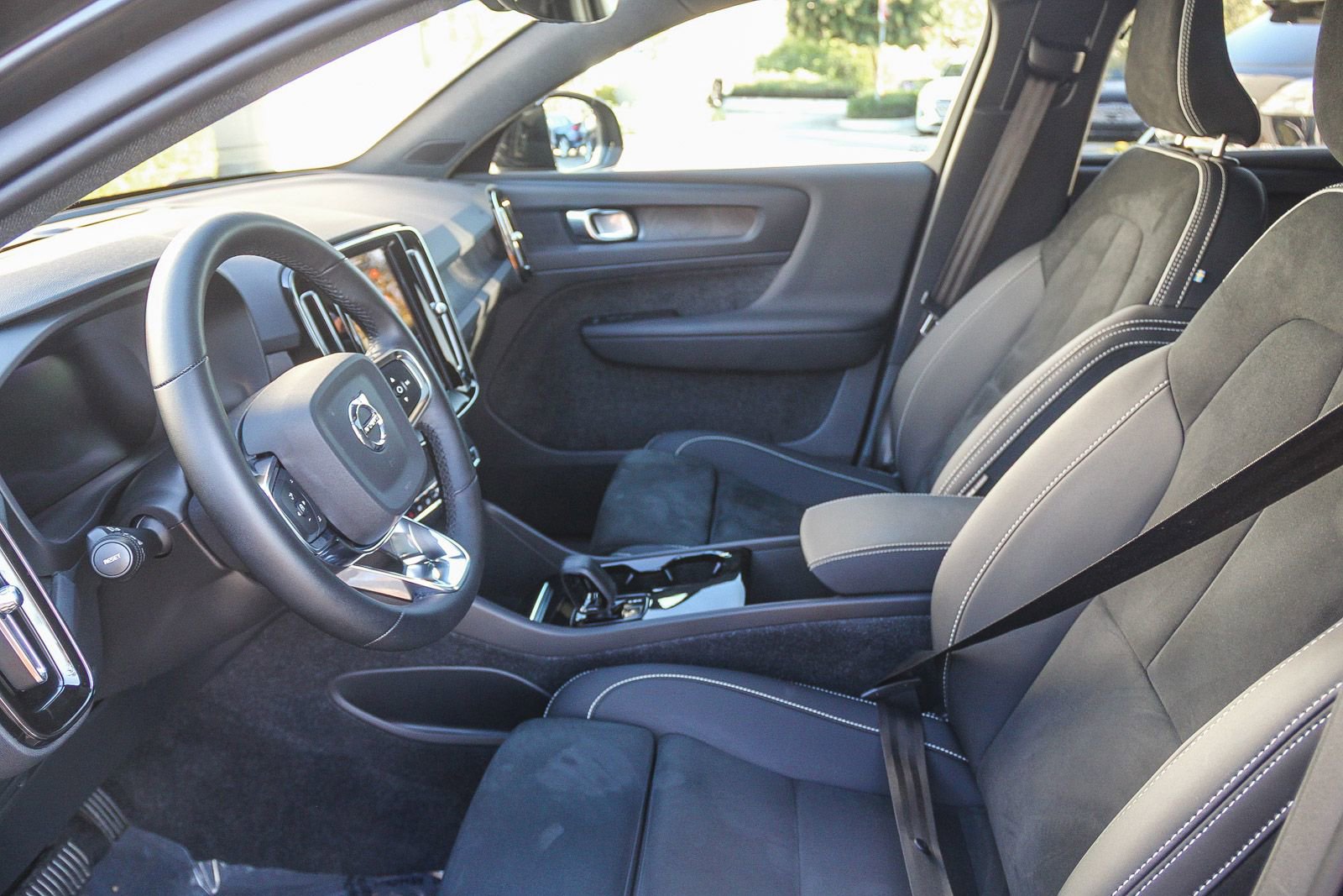 Used 2023 Volvo C40 P8 Recharge Plus w/ Protection Package Premier image 23