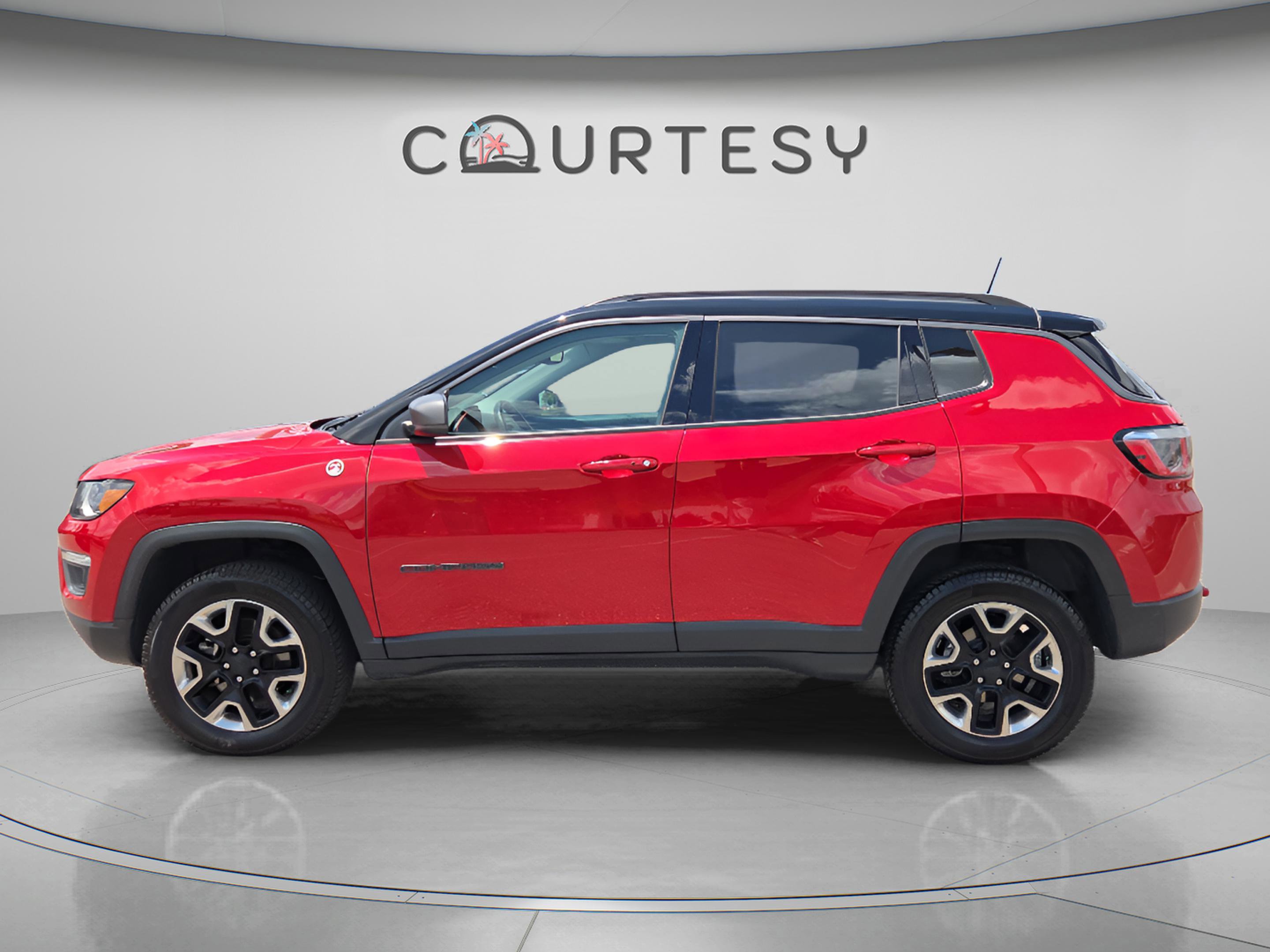 Used 2018 Jeep Compass Trailhawk w/ Leather Interior Group AWD/4WD image 2