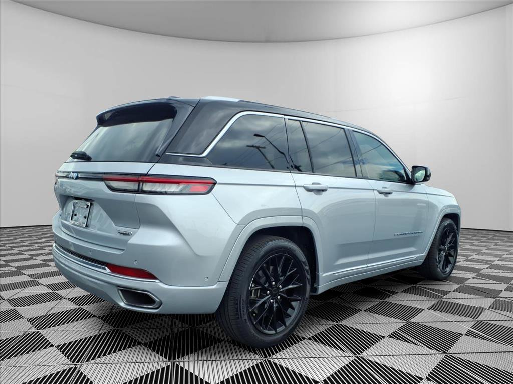 Used 2022 Jeep Grand Cherokee Summit w/ Luxury Tech Group V AWD/4WD image 28