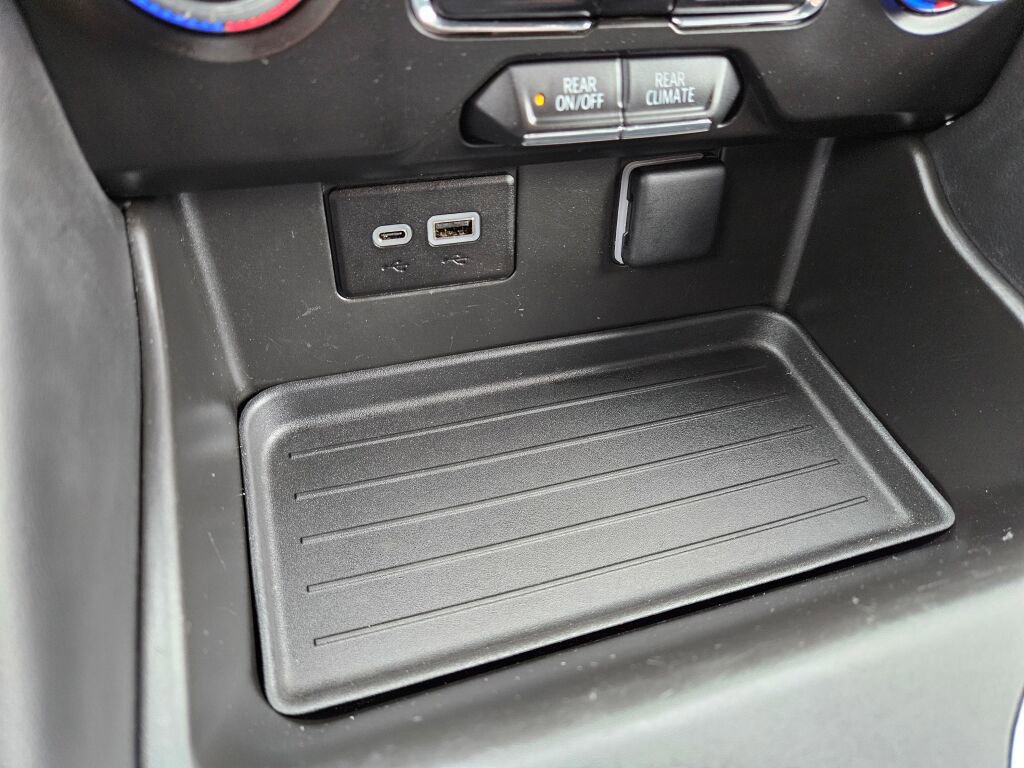 Used 2024 GMC Yukon XL SLE image 27