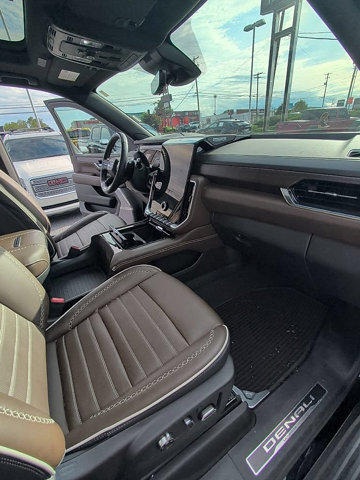 Used 2025 GMC Yukon Denali Ultimate AWD/4WD image 32