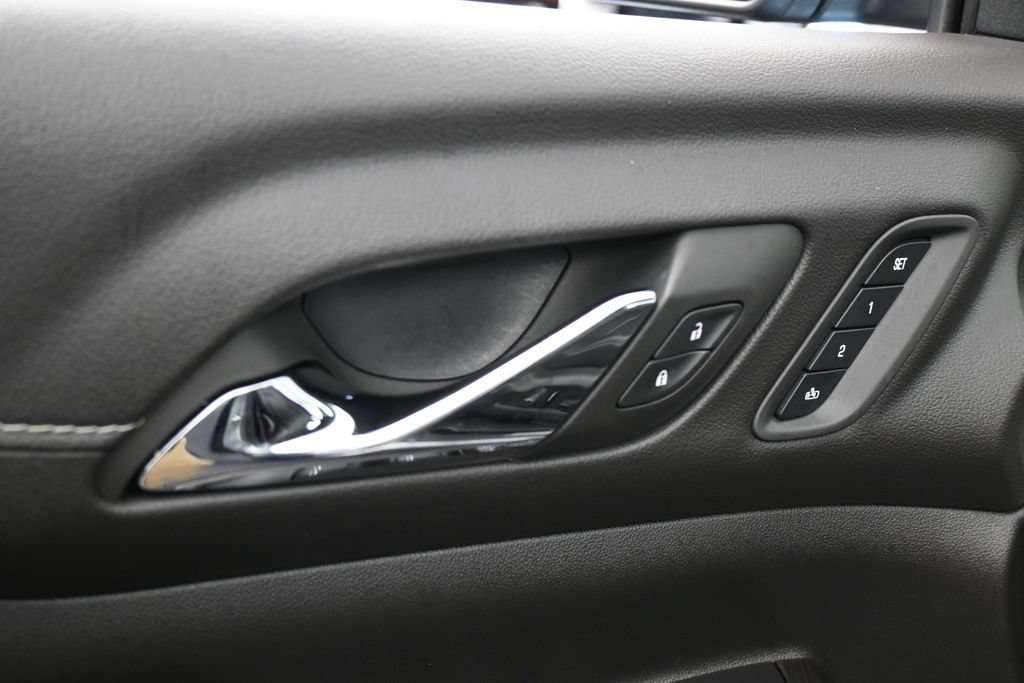 Used 2023 GMC Acadia SLT w/ Technology Package FWD image 14