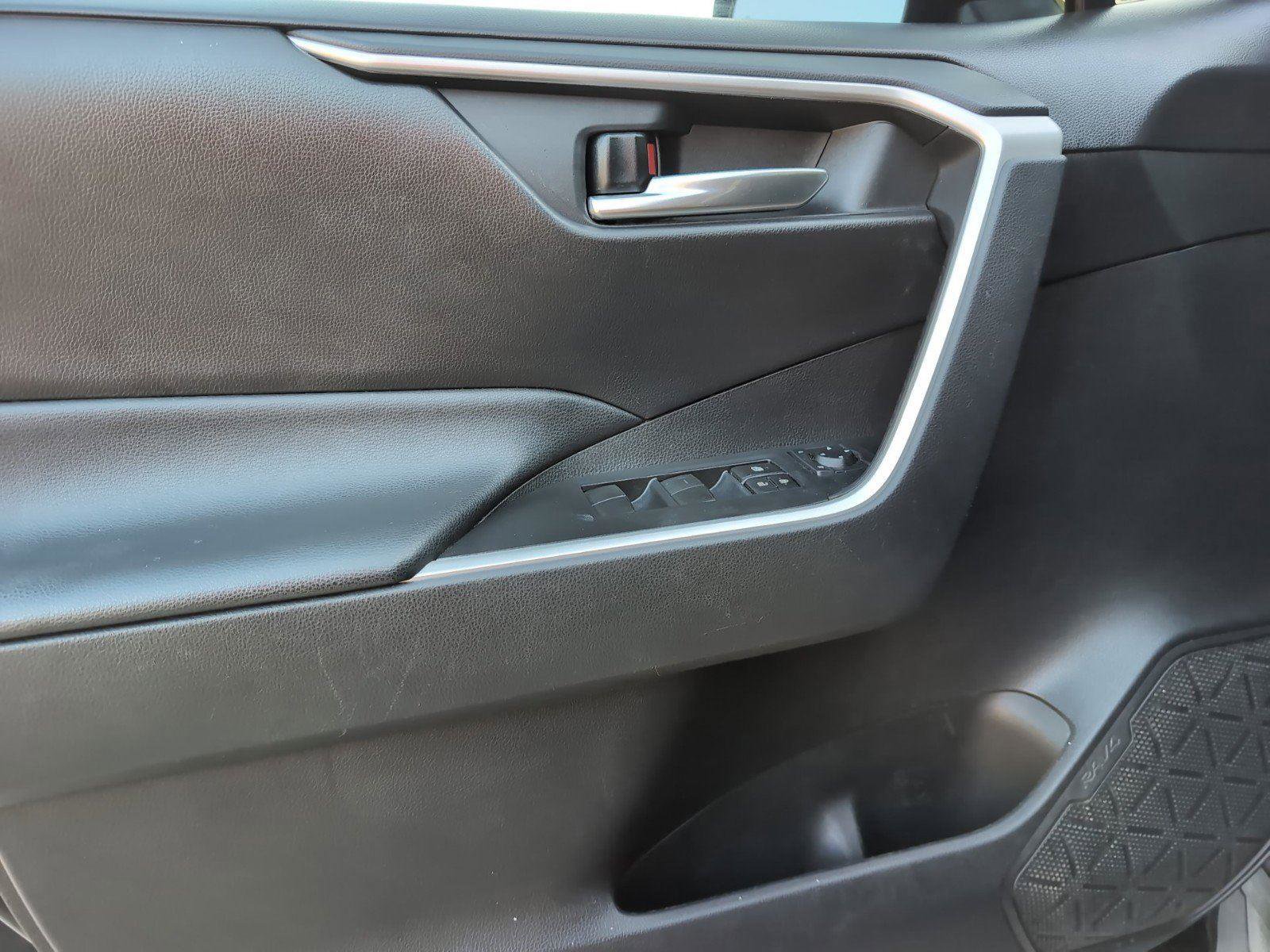 Used 2021 Toyota RAV4 XLE image 11