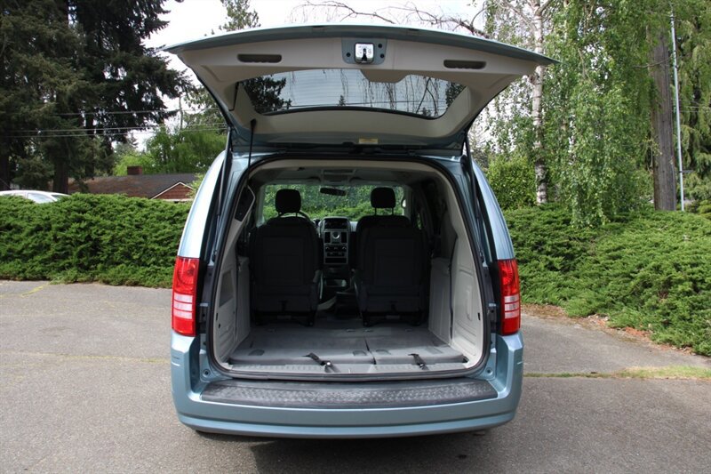 Used 2010 Chrysler Town & Country Touring FWD image 18