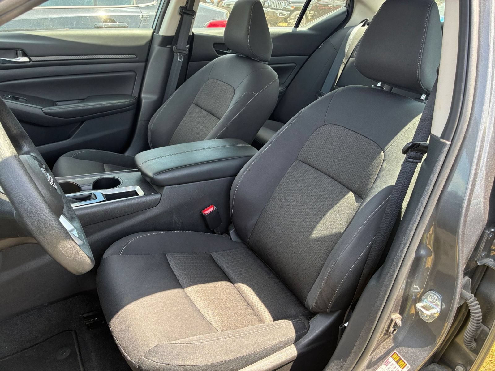 Used 2025 Nissan Altima 2.5 SV FWD image 34