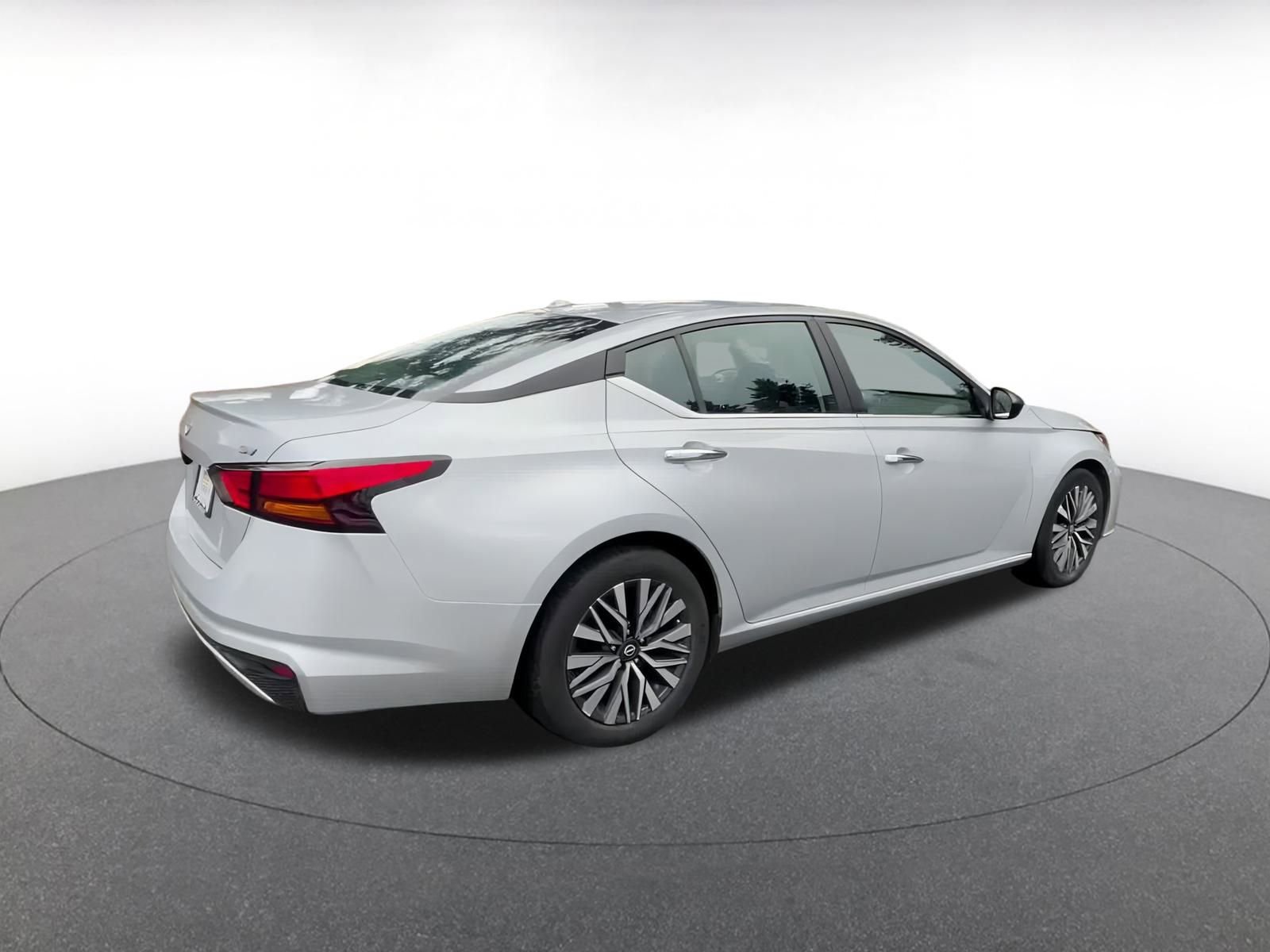 Used 2024 Nissan Altima 2.5 SV image 14