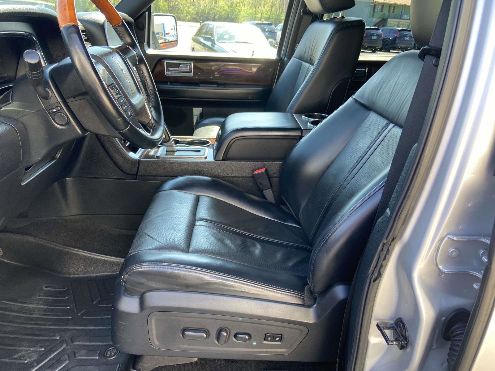Used 2017 Lincoln Navigator Select image 12