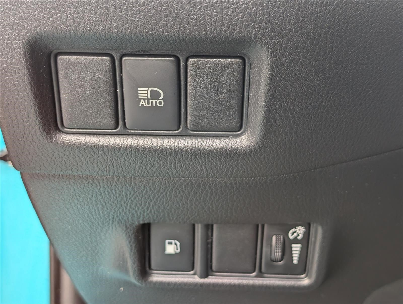 Used 2018 Toyota C-HR XLE FWD image 18