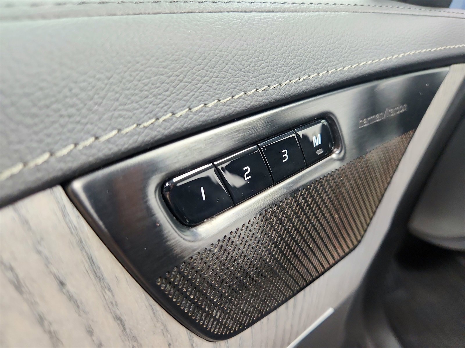 Used 2024 Volvo XC90 B6 Ultimate w/ Protection Package Premier image 21