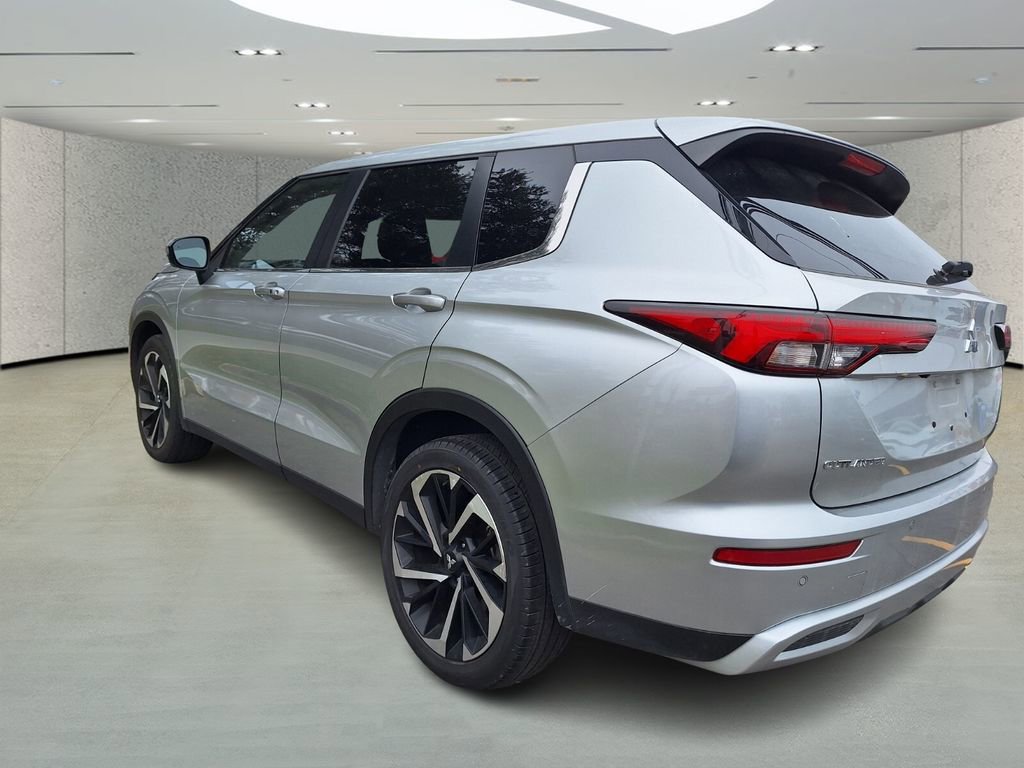 Used 2024 Mitsubishi Outlander SE Black Edition image 3