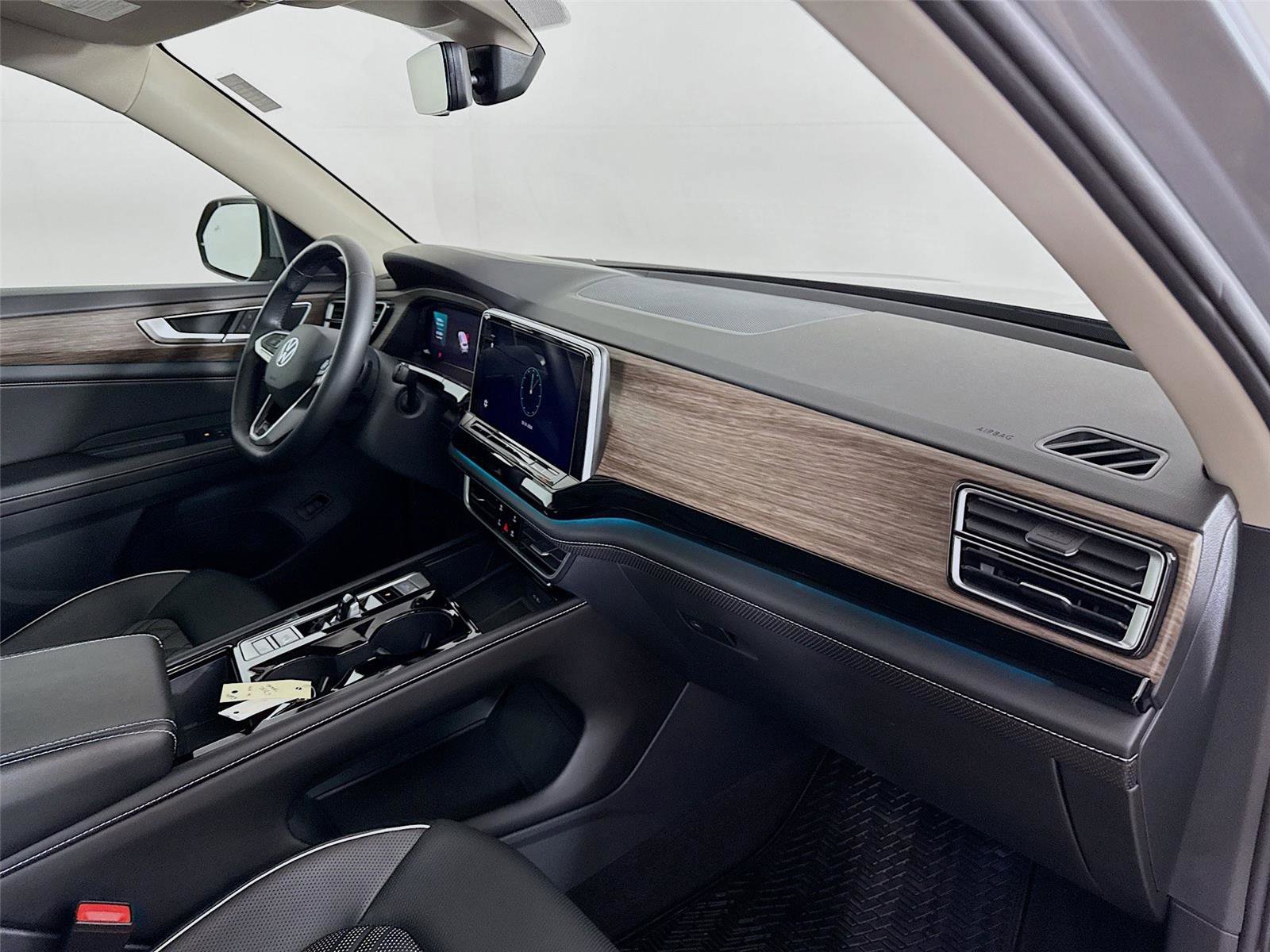 Used 2024 Volkswagen Atlas SEL Premium R-Line image 31