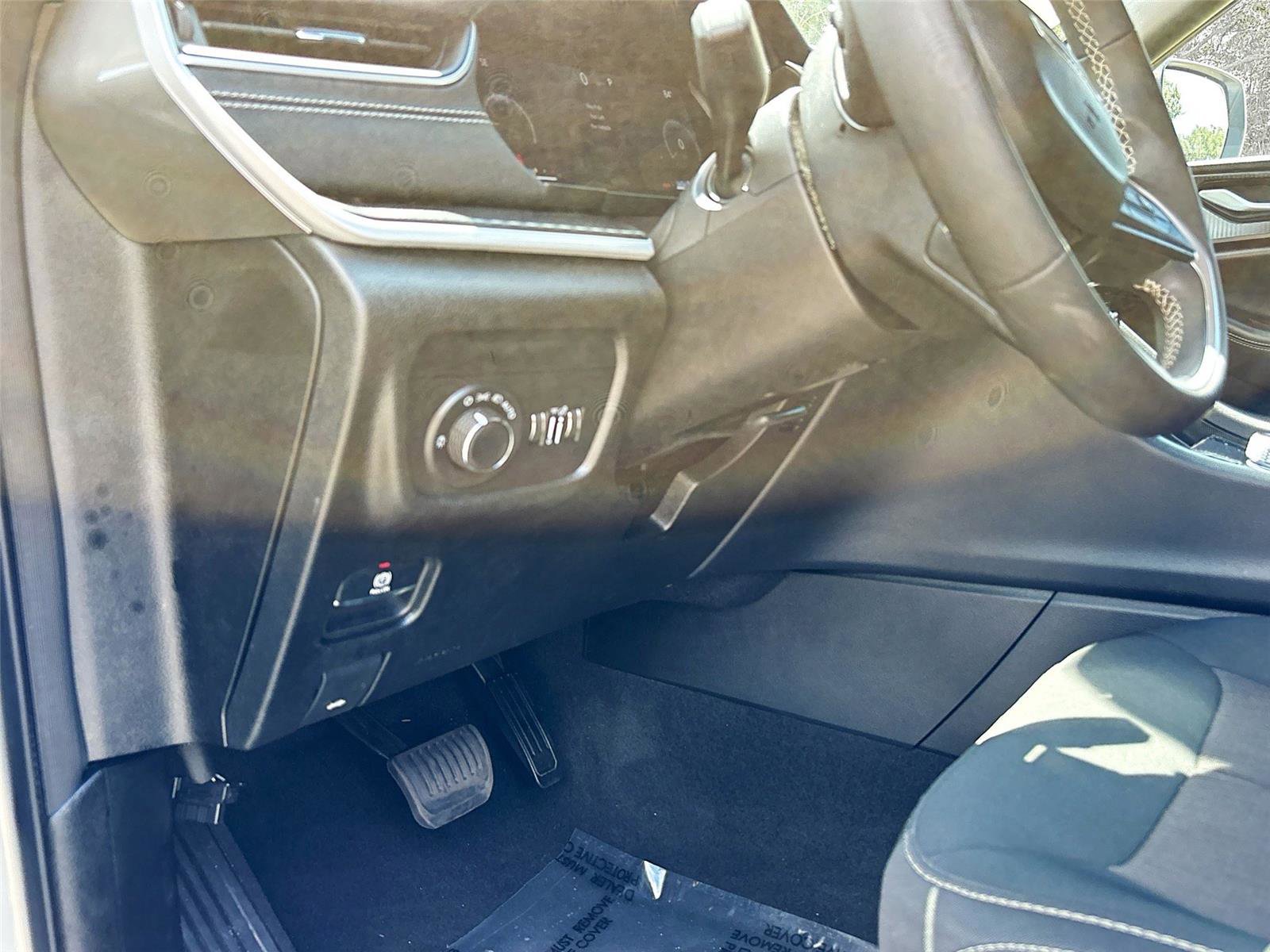 Used 2024 Jeep Grand Cherokee L Laredo image 11