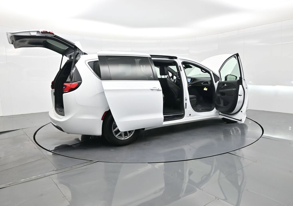 New 2026 Chrysler Pacifica Select image 30
