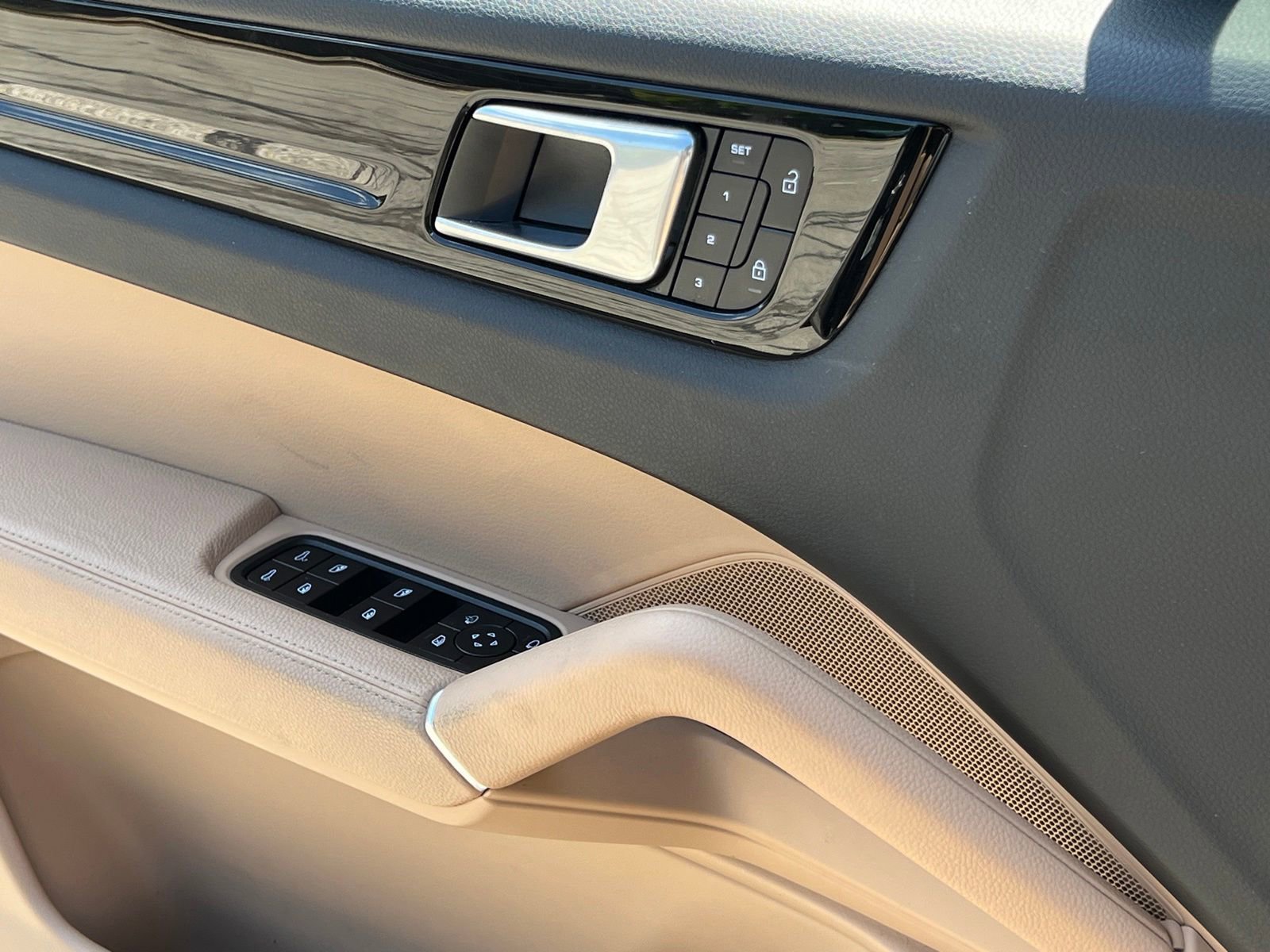 Certified 2022 Porsche Cayenne AWD/4WD image 31