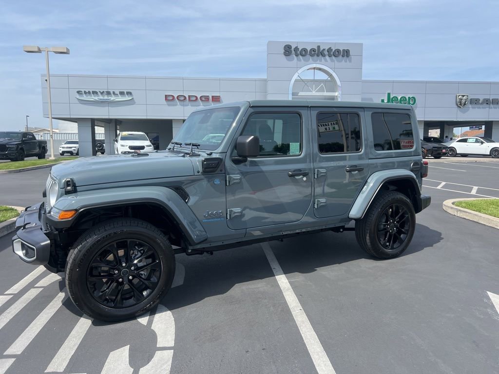 Used 2025 Jeep Wrangler Unlimited Sahara w/ Safety Group AWD/4WD image 3